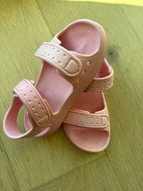 Girls Old Navy Light Pink Sandals – Size 11